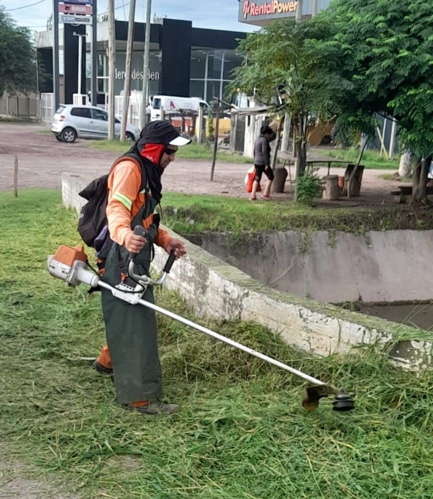 Locales: La Municipalidad trabaja en el corte de malezas en Av. Circunvalación