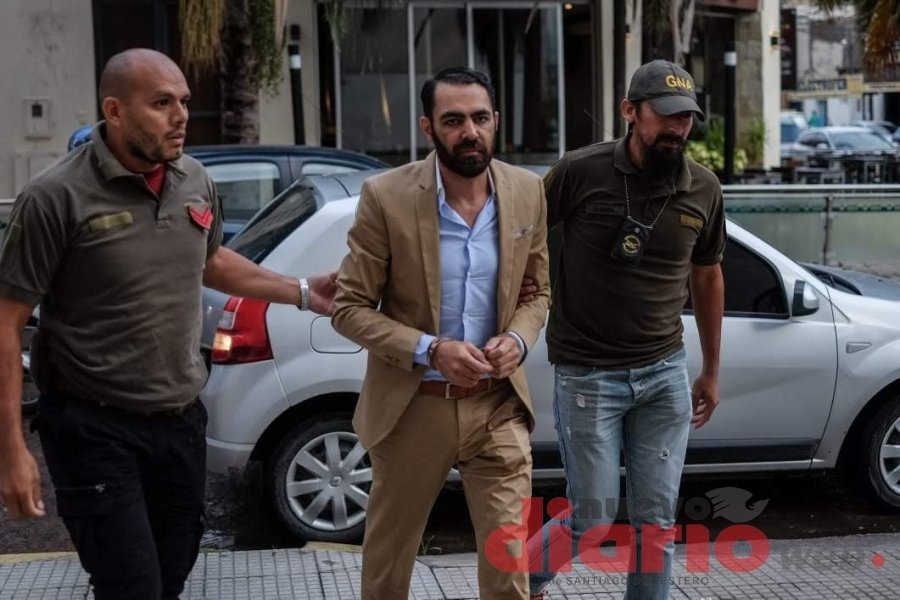 Policiales: Del avión a la comisaría: Petros ya está en Santiago y la causa se agranda