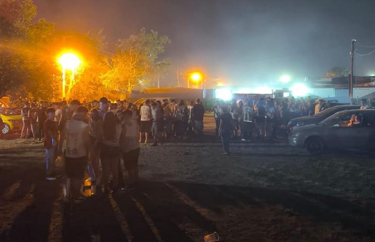 Caos en barrio Industria: policía herido al desalojar fiesta ilegal