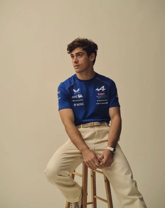 Colapinto se probó el look Alpine y ya corre… pero en la vidriera