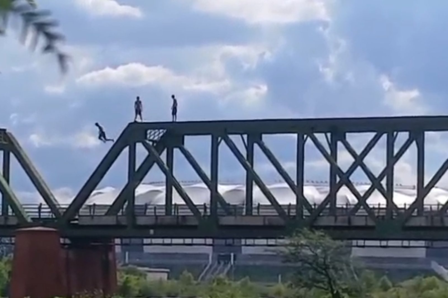 Imprudencia extrema: jóvenes se habrían arrojado al río Dulce desde el Puente Negro en plena crecida