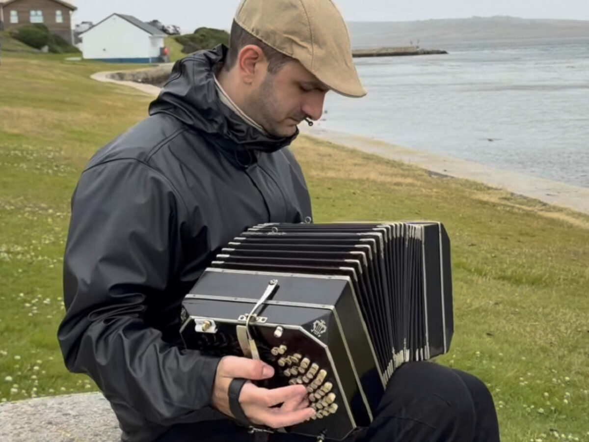 Conmovedor: un músico argentino tocó el himno con su acordeón en las Islas Malvinas