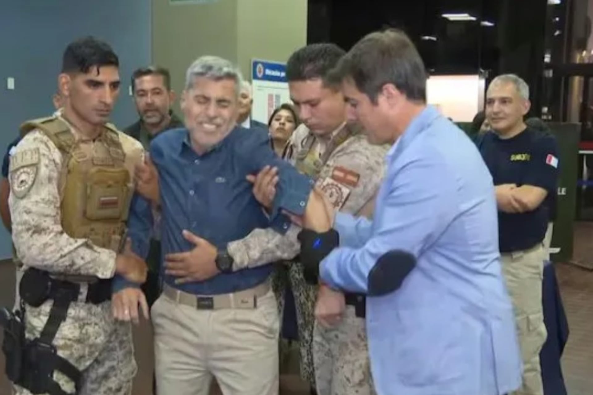 Puede fallar: el ministro de Seguridad de Córdoba probó un guante eléctrico en sí mismo