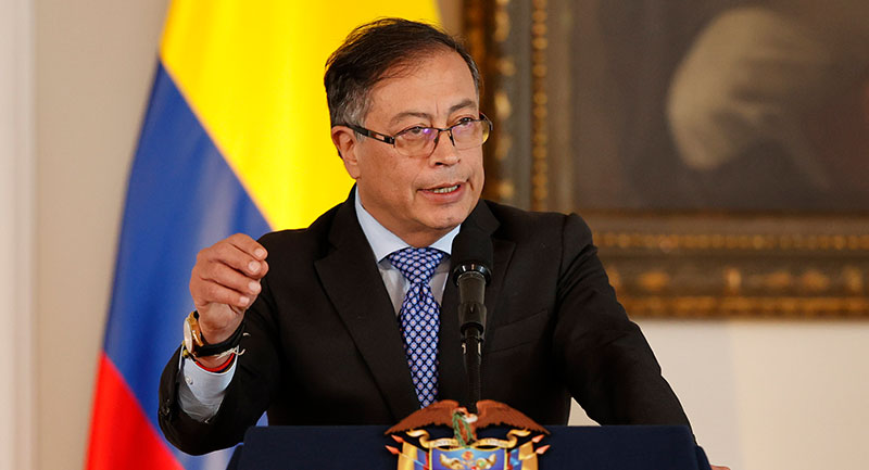 Gustavo Petro denuncia que escapó de un intento de asesinato y secuestran a una senadora aliada