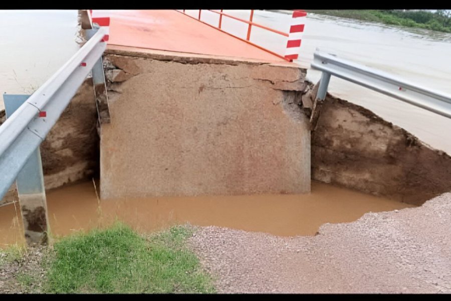 Salavina: la crecida del río Dulce derrumbó el puente de Chinuna