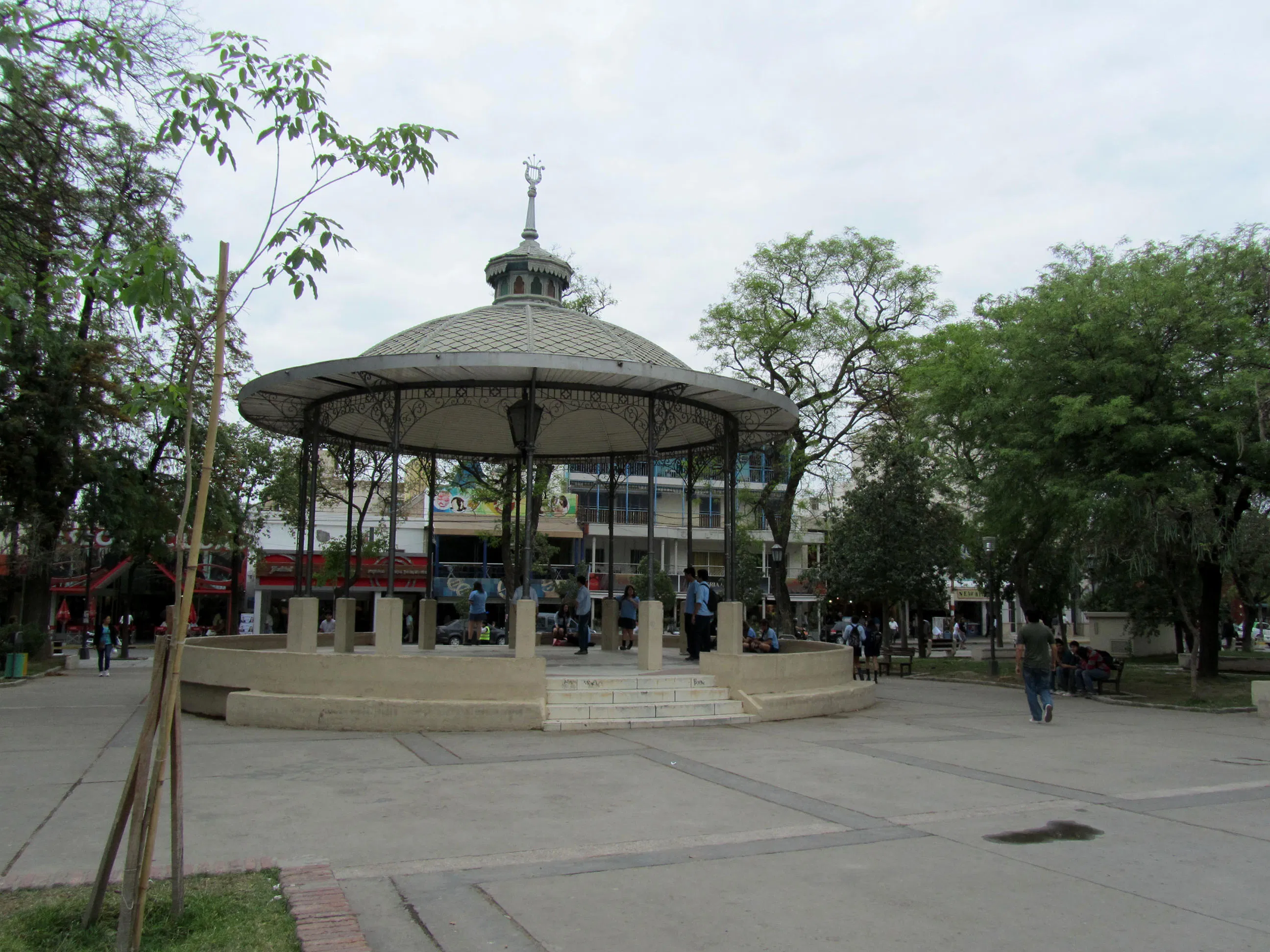 Lunes de tormentas fuertes y 33° en Santiago: rige alerta por lluvias