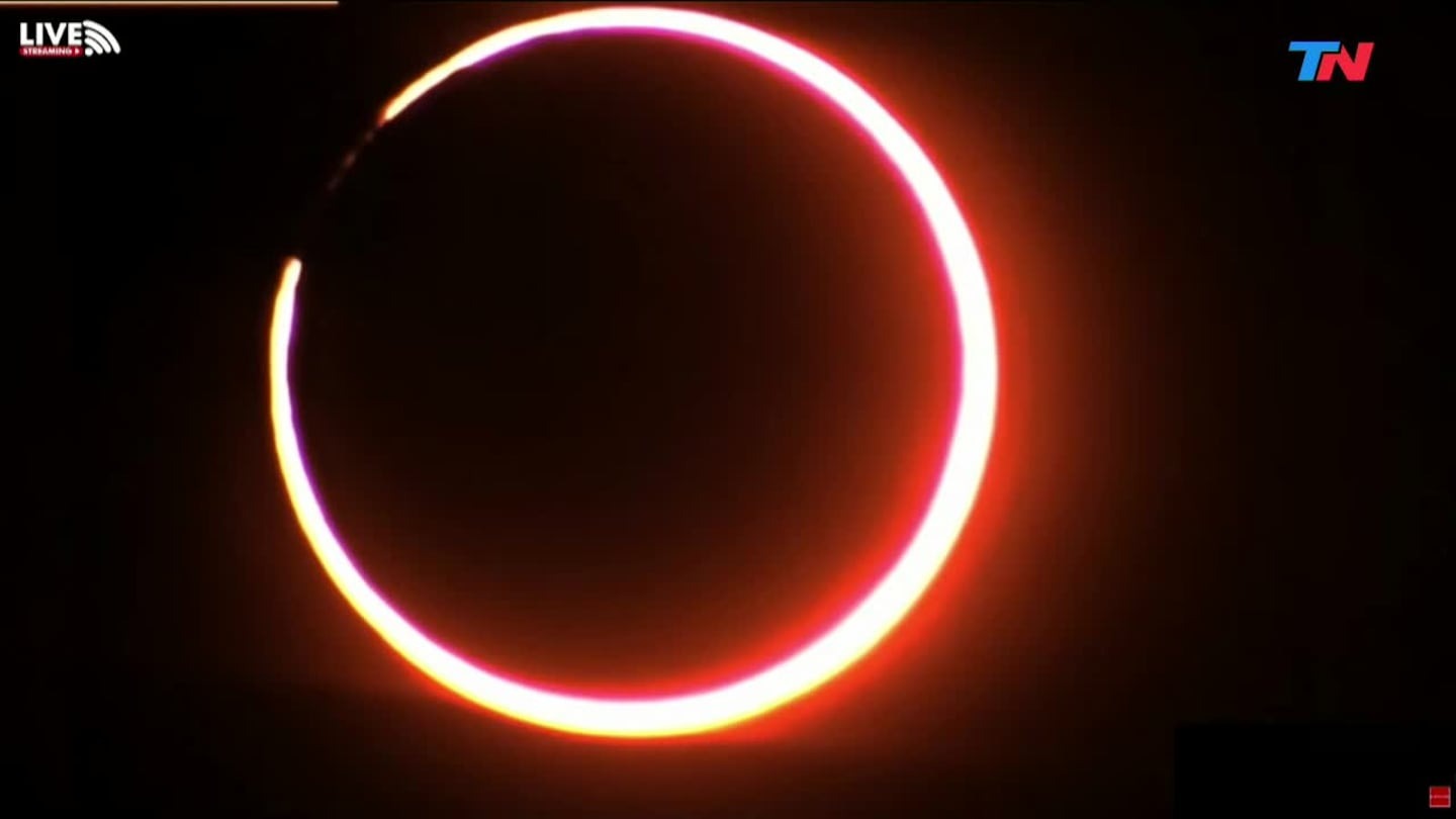 El “Anillo de Fuego” ya se observó en Argentina y el eclipse solar continuará hasta el mediodía