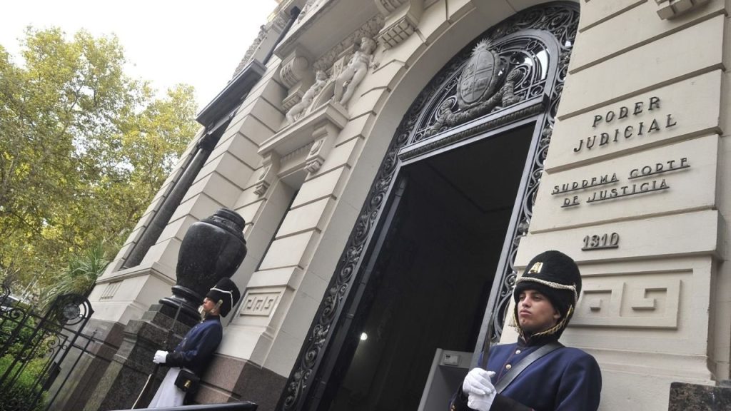 Uruguay: piden 30 años de prisión para la madre acusada de matar a una de sus hijas mellizas y golpear a la otra