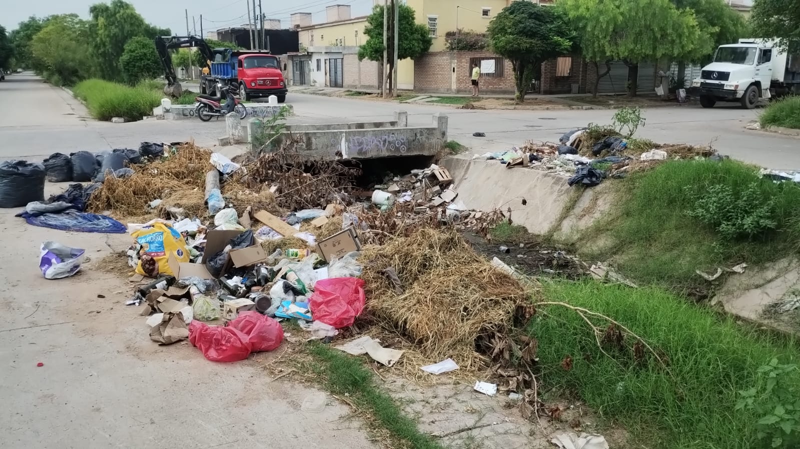 La Capital avanza con la limpieza de desagües en el barrio Siglo XX