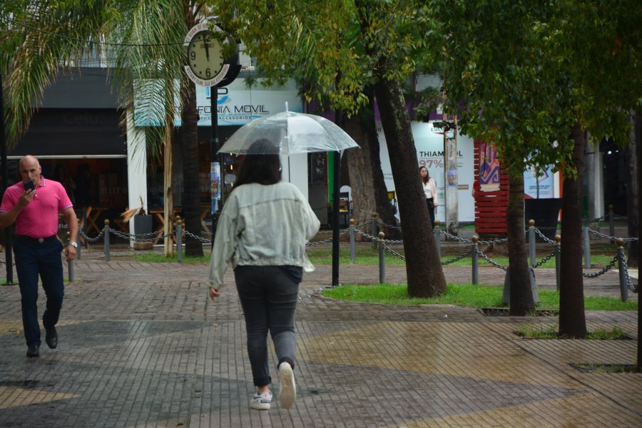 El cielo gris y los primeros truenos anticipan la llegada de la lluvia a Santiago del Estero