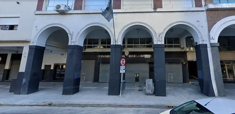 Explotó un paquete en la Escuela de Gendarmería de Paseo Colón: dos heridos trasladados y evacuación total