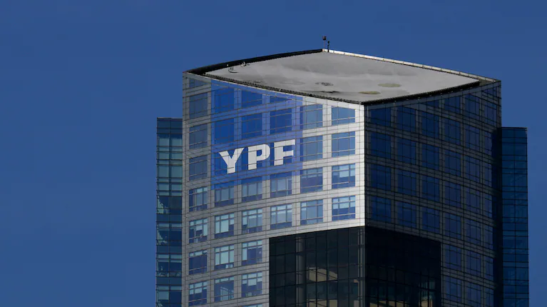 La justicia de EE.UU. rechazó frenar el proceso contra Argentina por YPF y avanza hacia posibles embargos