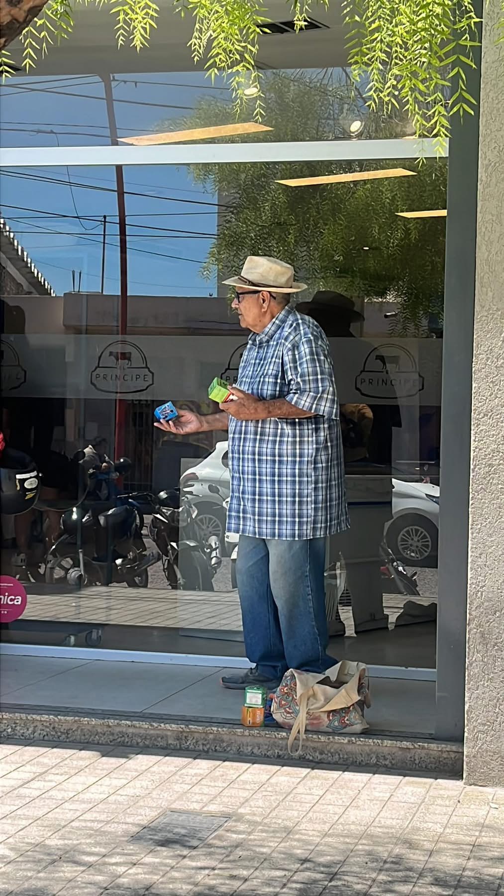 “Con 50° de calor”: la imagen de un abuelo trabajador que conmueve a Santiago