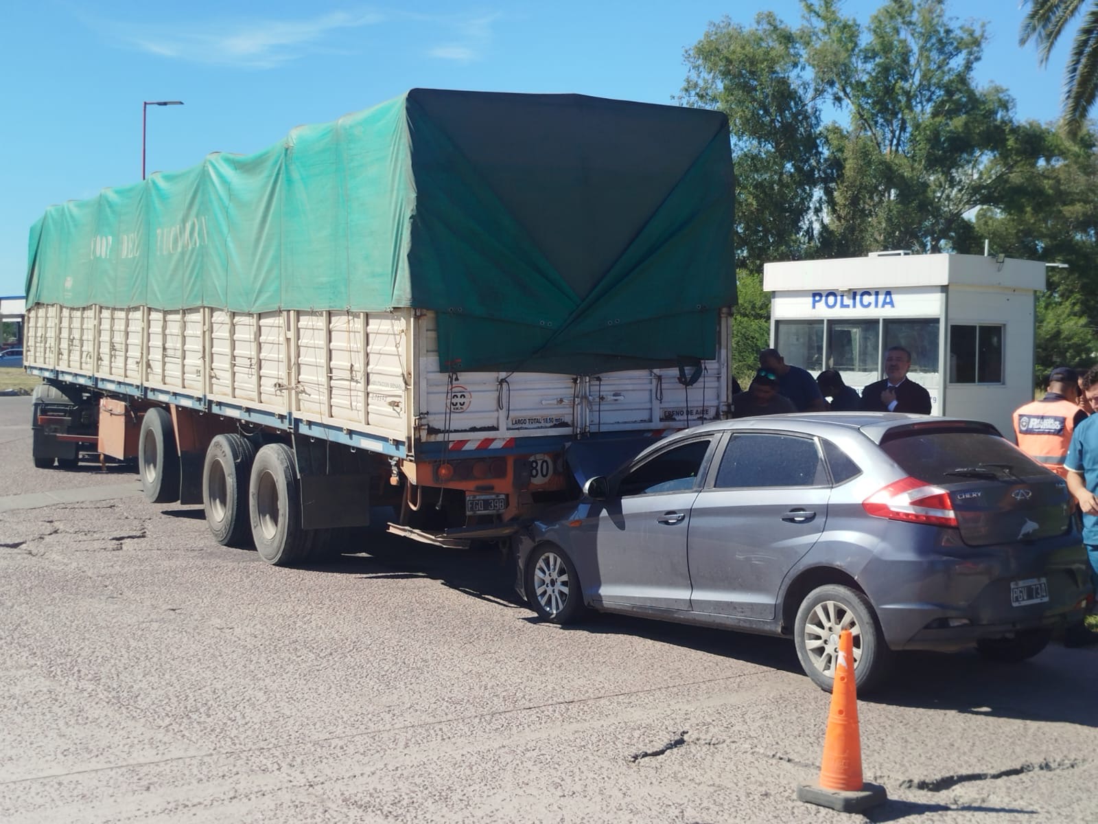 Violento choque en la rotonda de Av. Núñez del Prado: un auto terminó incrustado bajo un camión