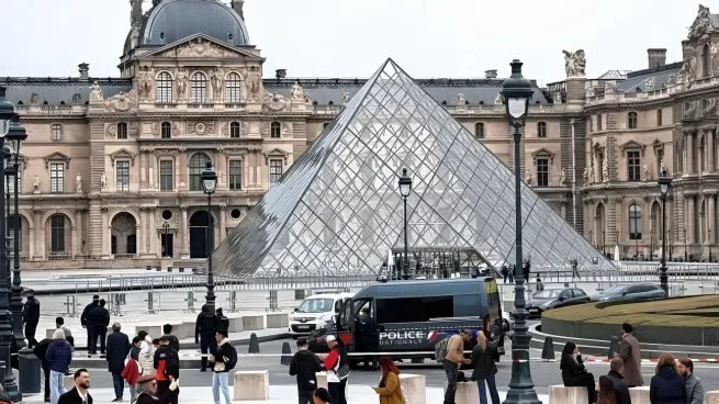 El Louvre estrena director tras la crisis por el robo de las joyas de la Corona francesa