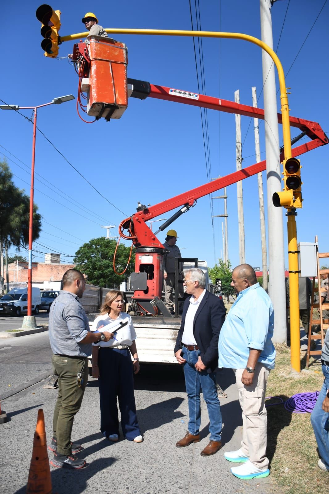 Norma Fuentes supervisó la instalación de nuevos semáforos en Solís y Moreno