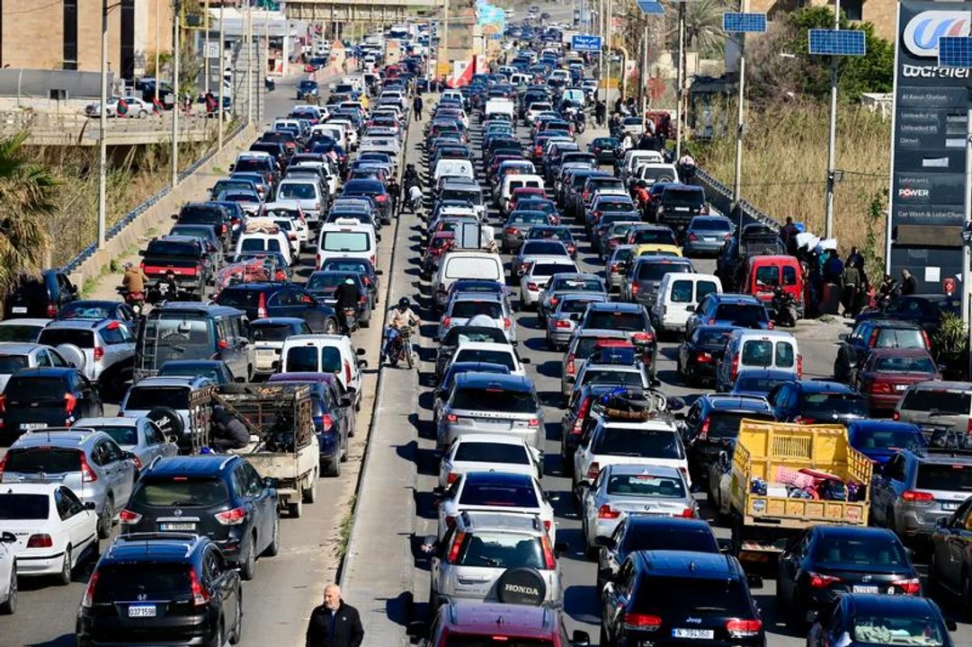 Colapso en rutas y caos aéreo en Medio Oriente: miles de personas buscan huir del conflicto