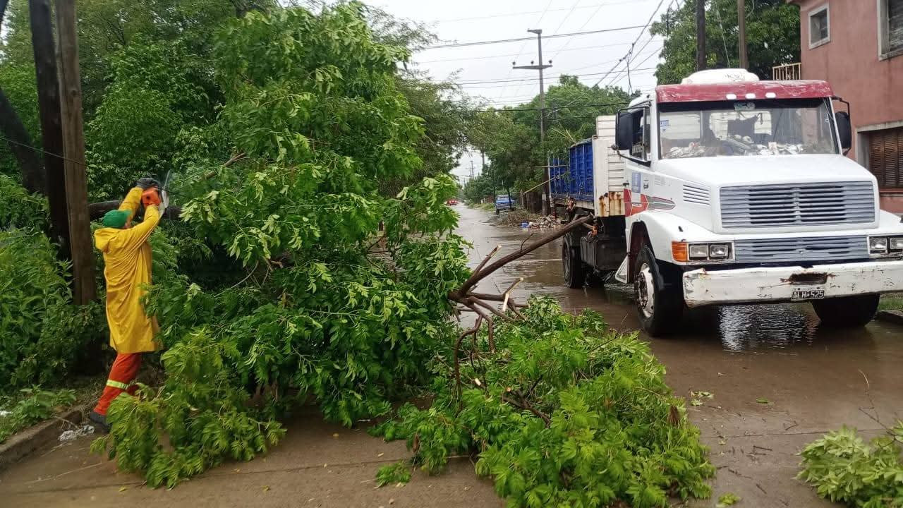 Operativo de emergencia en la Capital: asisten a vecinos y despejan desagües tras las intensas lluvias