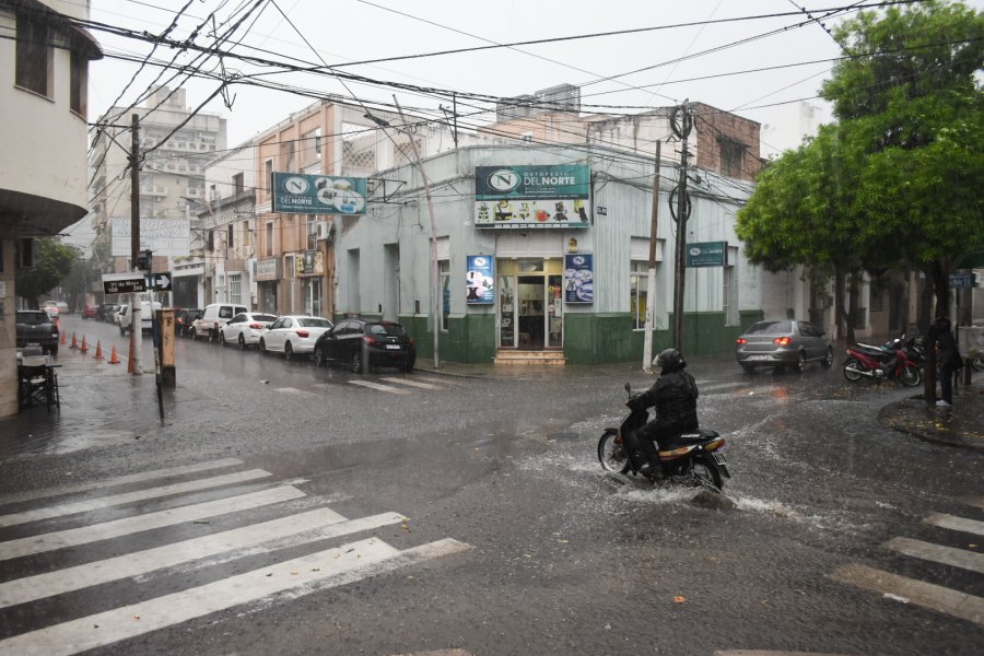 Tormentas fuertes durante toda la jornada y máxima de 26° en Santiago