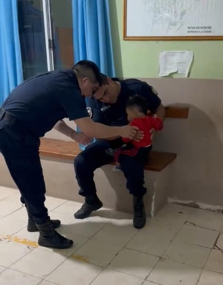 Policías asistieron a un niño que se ahogaba y lograron salvarlo