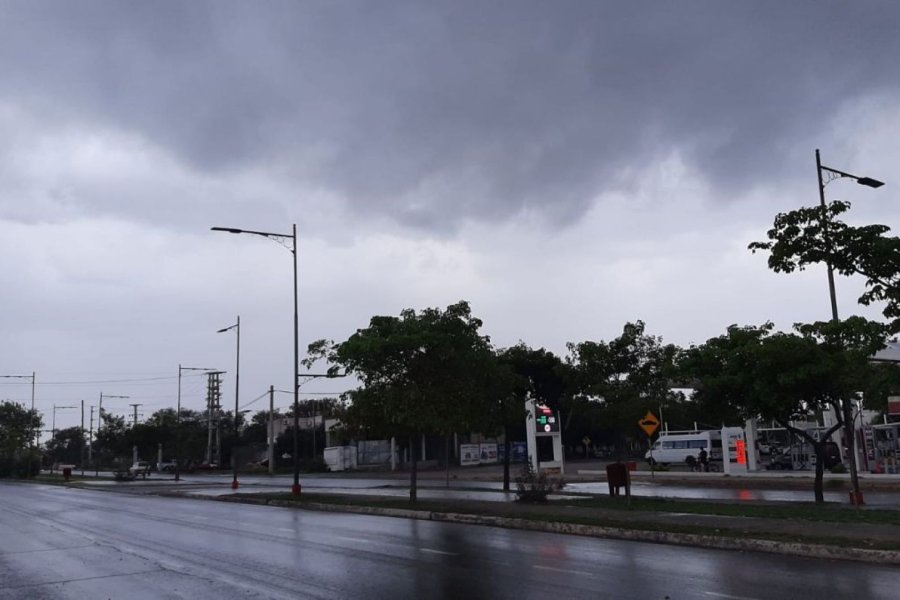 Operativo de emergencia de la Municipalidad de la Capital para limpiar desagües y asistir calles anegadas