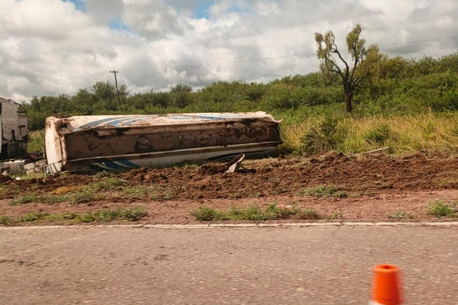 Vuelco de camión cisterna en la ruta 34 entre Garza y Lugones
