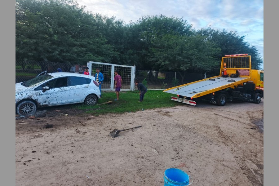 Dramático robo en La Banda: lo asaltaron cuando su auto quedó varado en el barro