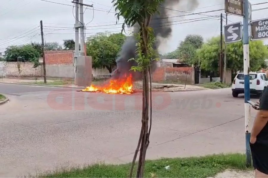 Furia vecinal: limpian y a las horas vuelven a quemar basura en calle Viamonte