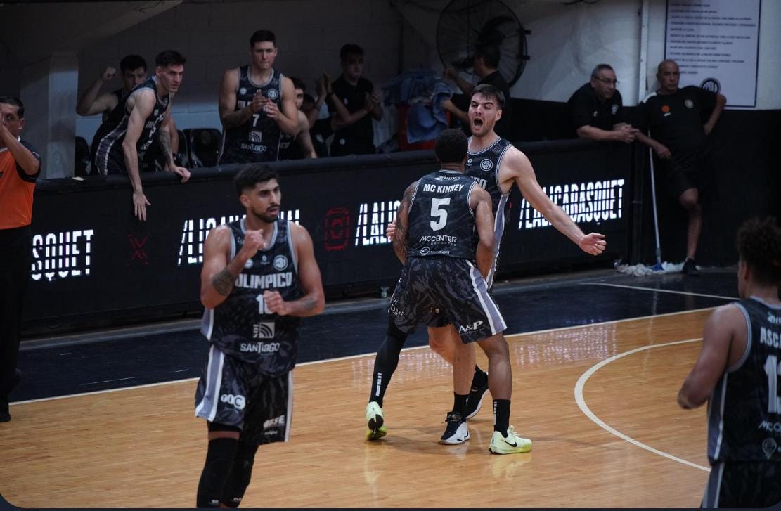 Olímpico se hizo fuerte en La Banda y venció a Obras en una noche de calor