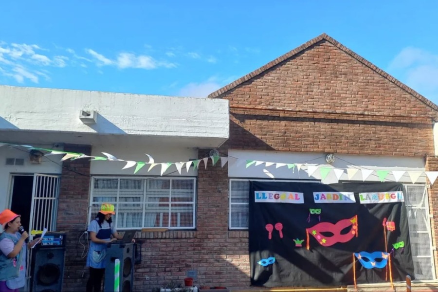 Escándalo en un jardín: denuncian estafa en un chat de mamis por camperas de egresados