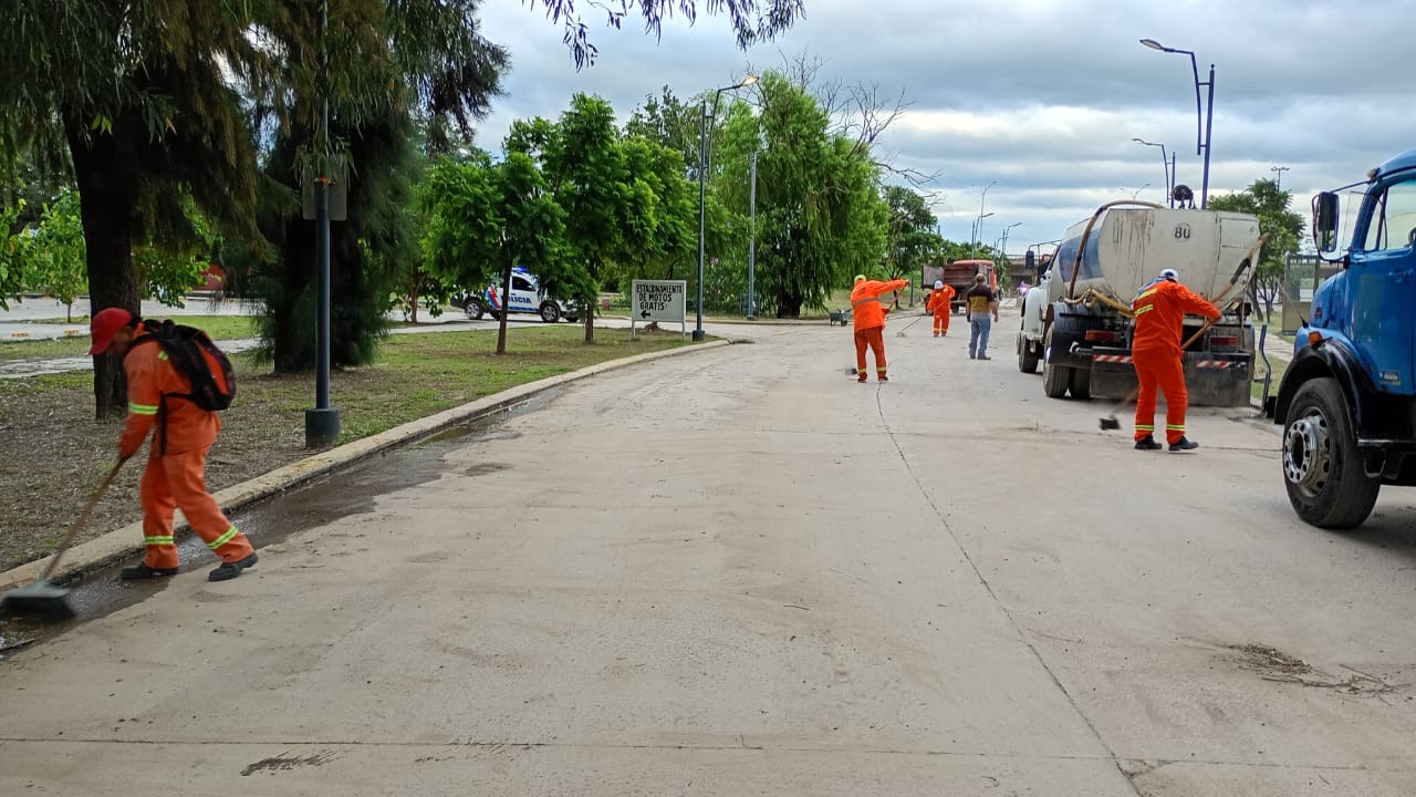 Intensifican tareas de limpieza y desmalezamiento en el Parque Aguirre
