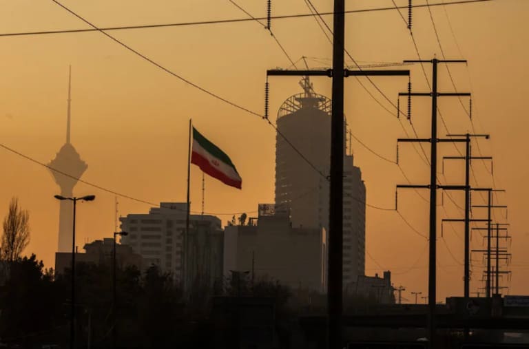 Máxima tensión mundial: Trump amenazó con destruir el sistema eléctrico de Irán