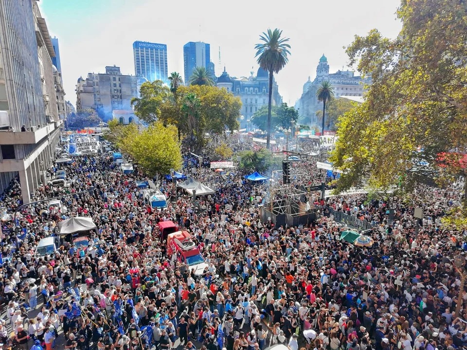 "Son 30.000 y fue genocidio": masivo acto en Plaza de Mayo a 50 años del golpe