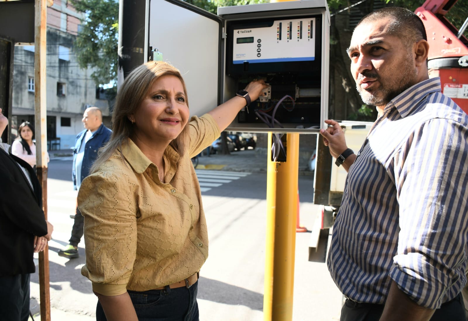 Norma Fuentes supervisó la instalación de un semáforo en Gorriti y Rivadavia