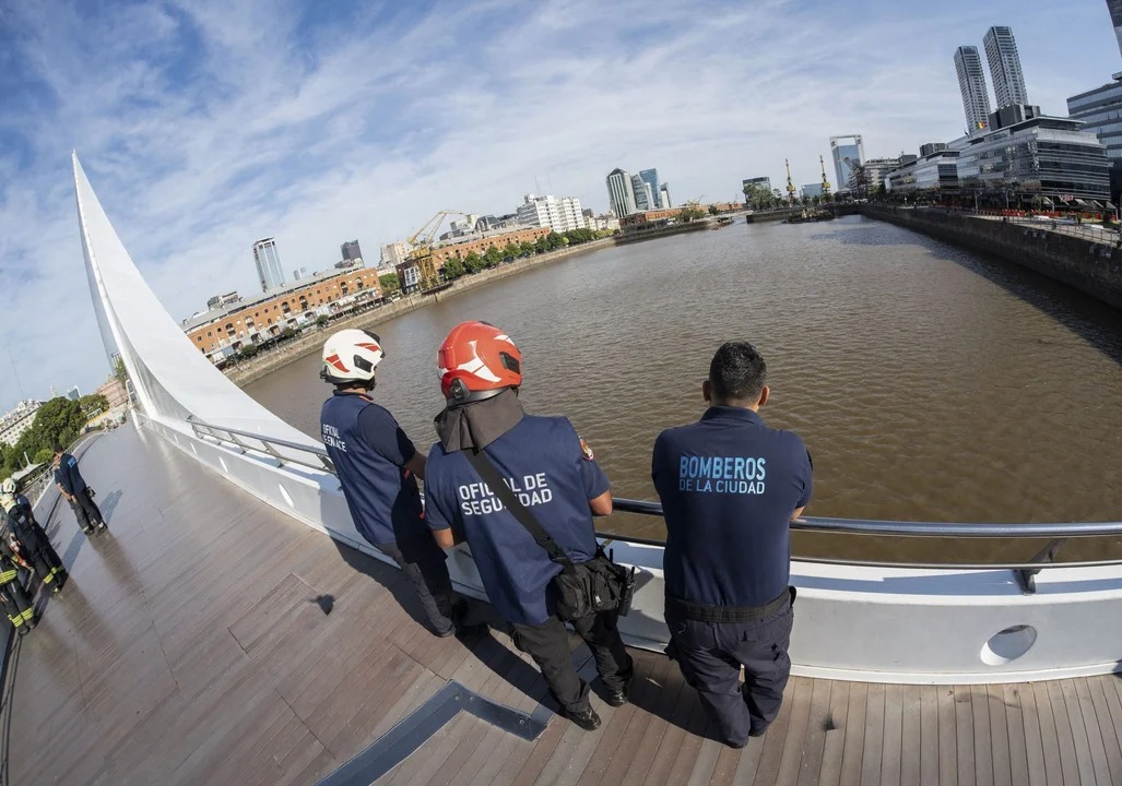 Hallaron el cuerpo de un hombre flotando en puerto Madero