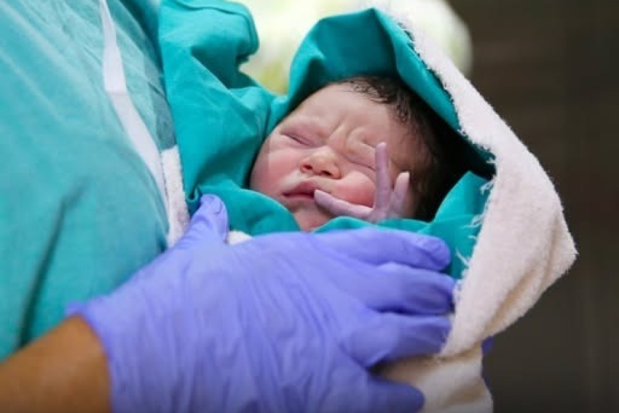 Nació el bebé "más viejo del mundo" luego de 31 años congelado como embrión