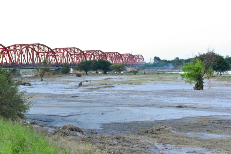 Alerta en el río Dulce: la bajante del caudal dejó al descubierto suelos inestables y peligrosos en la Costanera