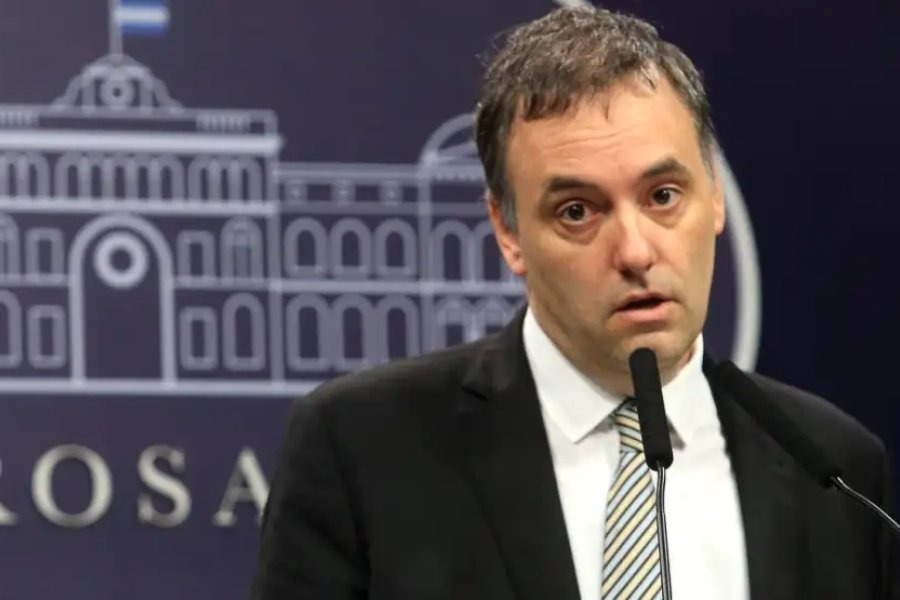 Adorni esquiva los micrófonos y suspendió su conferencia prensa de mañana