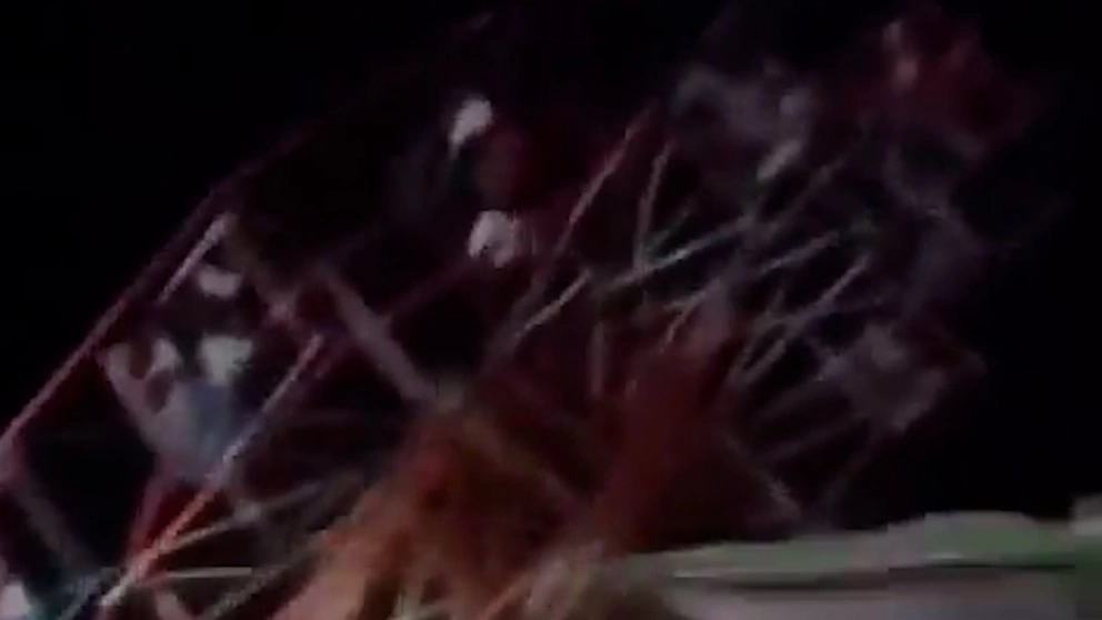 Tragedia en la India: colapsó una rueda de la fortuna y decenas de personas cayeron al vacío