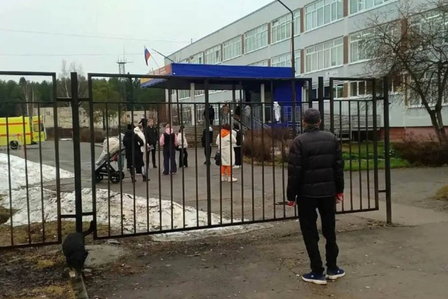 Horror en Rusia: un alumno asesinó a puñaladas a una profesora en la puerta del colegio