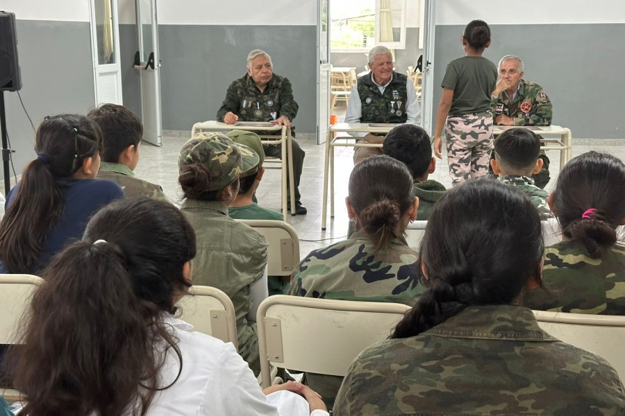 Homenaje a héroes de Malvinas en la Escuela José Benjamín Gorostiaga