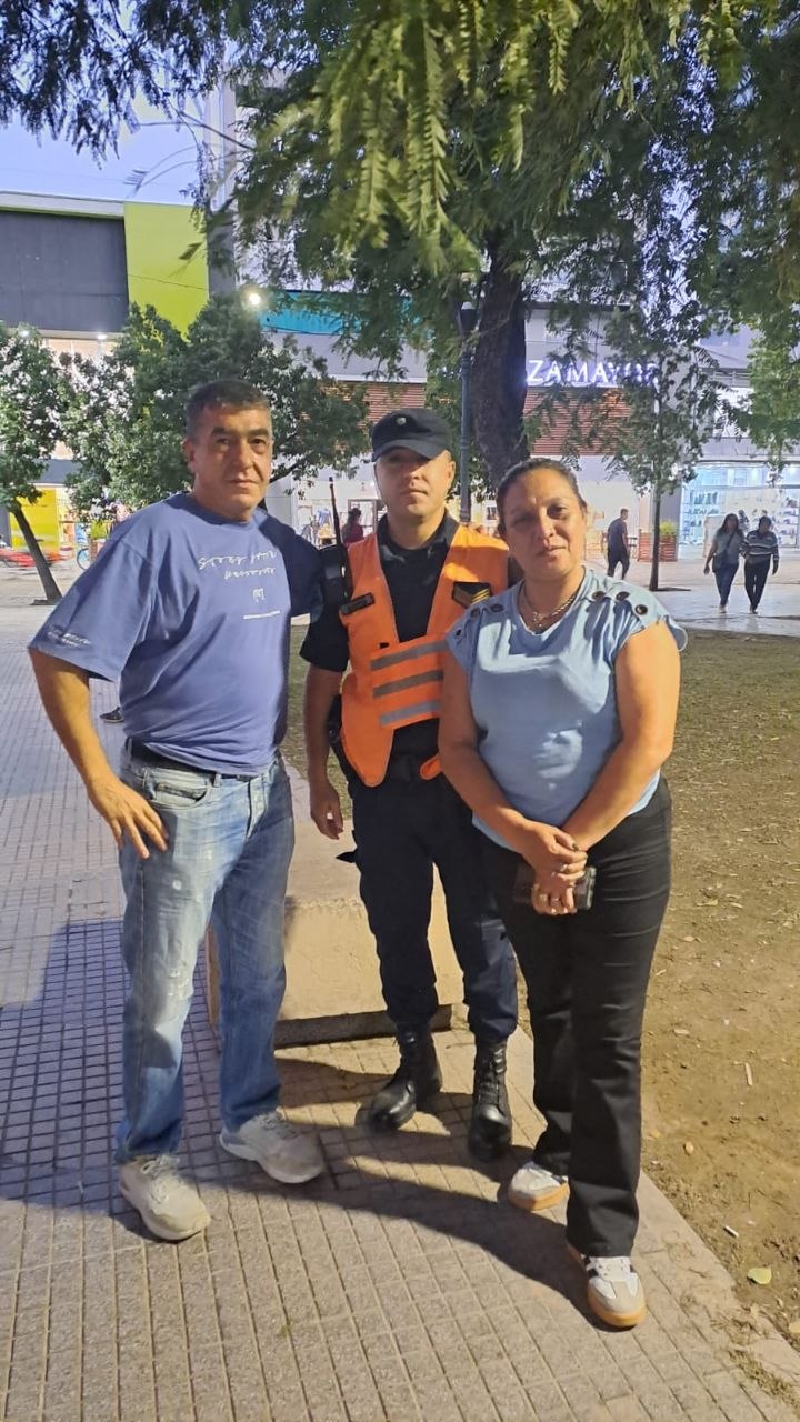 Destacan gesto de honestidad de un policía que devolvió un celular perdido