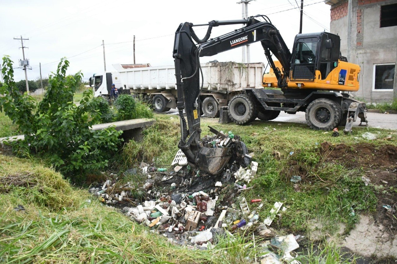 La Municipalidad retiró un tapón de basura del desagüe Colón en el barrio Ejército Argentino