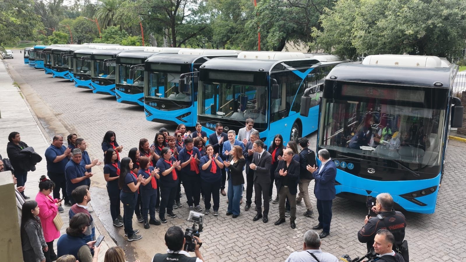 La Municipalidad presentó la nueva línea experimental de colectivos eléctricos de transporte de pasajeros