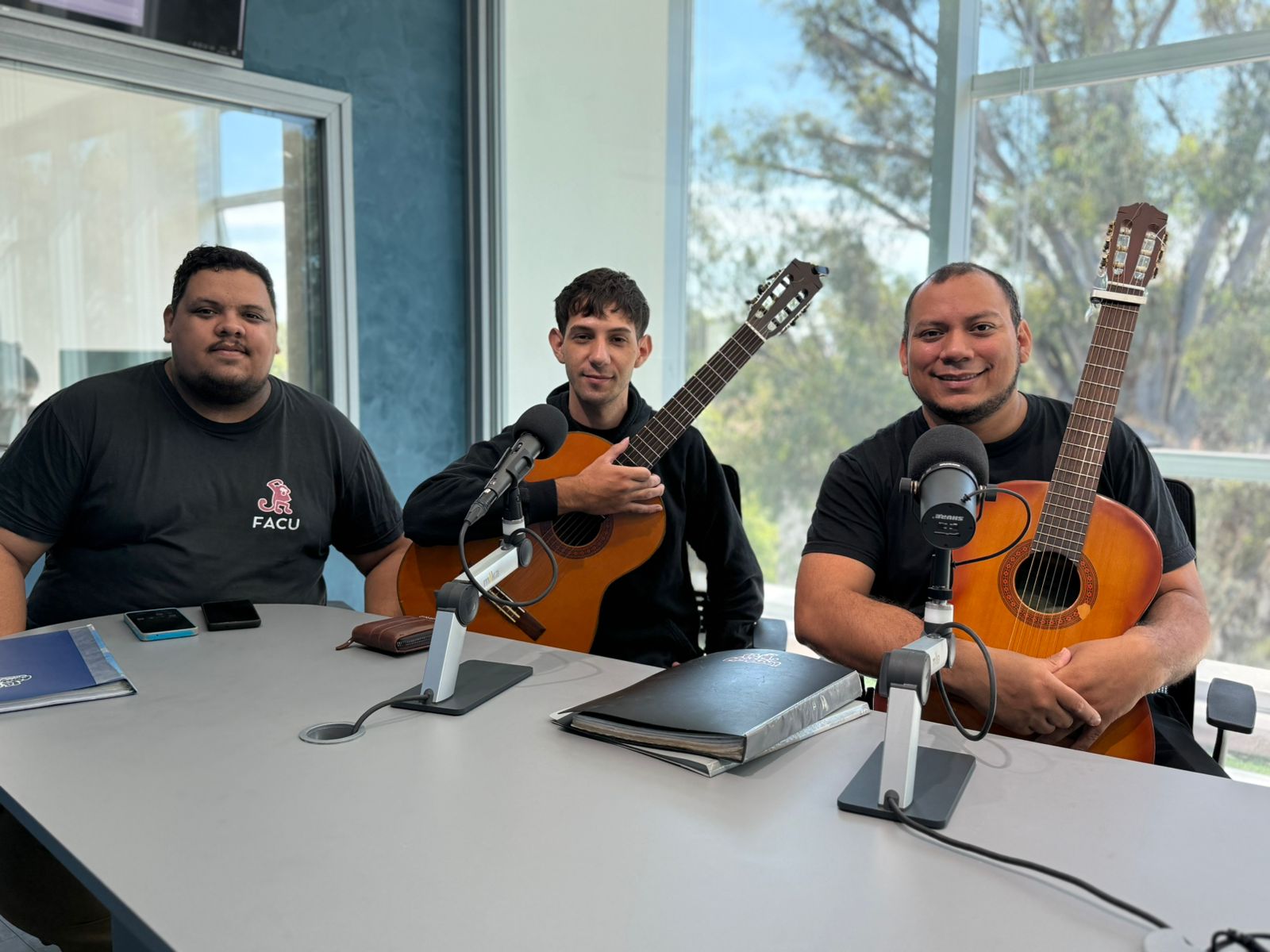 La Monada Folk brilló en ADN de radio con música en vivo y nuevas composiciones