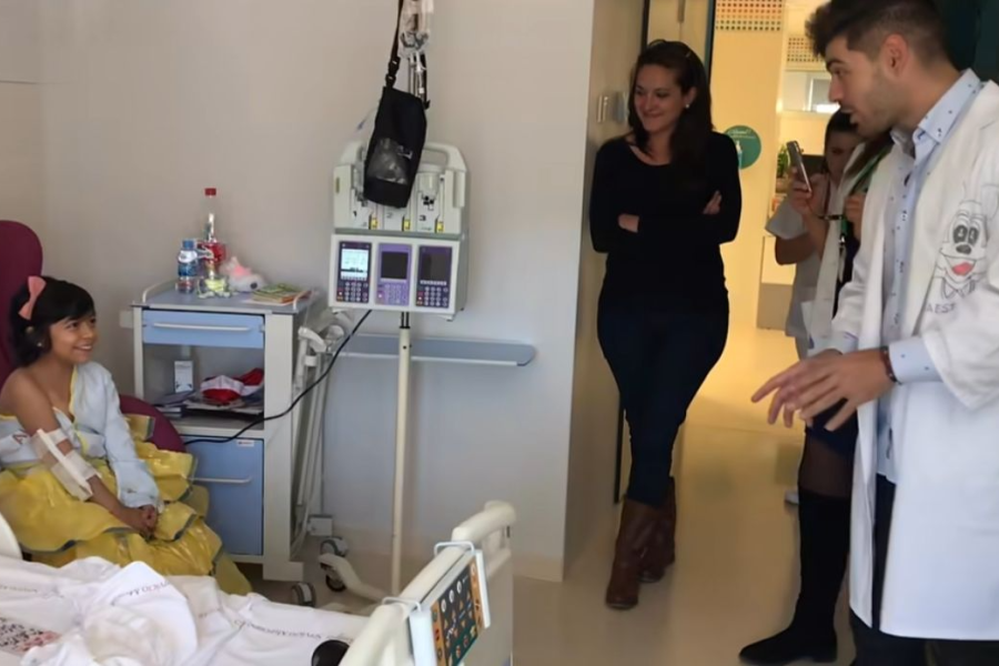 Emotivo gesto en un hospital: le cantaron a una niña con cáncer y celebraron su recuperación