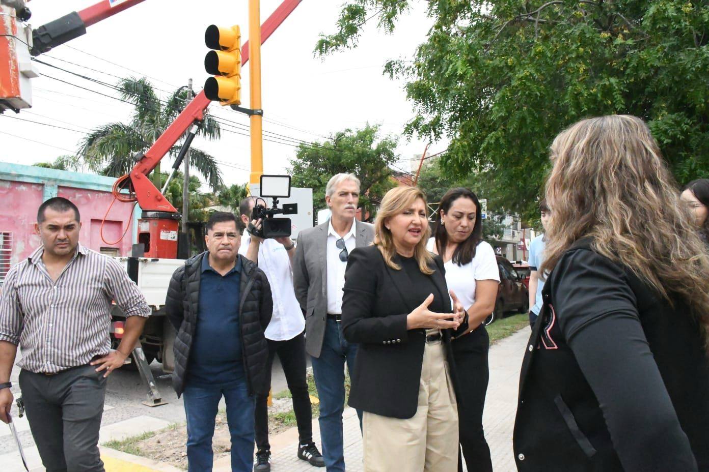 La intendente Norma Fuentes supervisó la instalación de nuevos semáforos en el centro