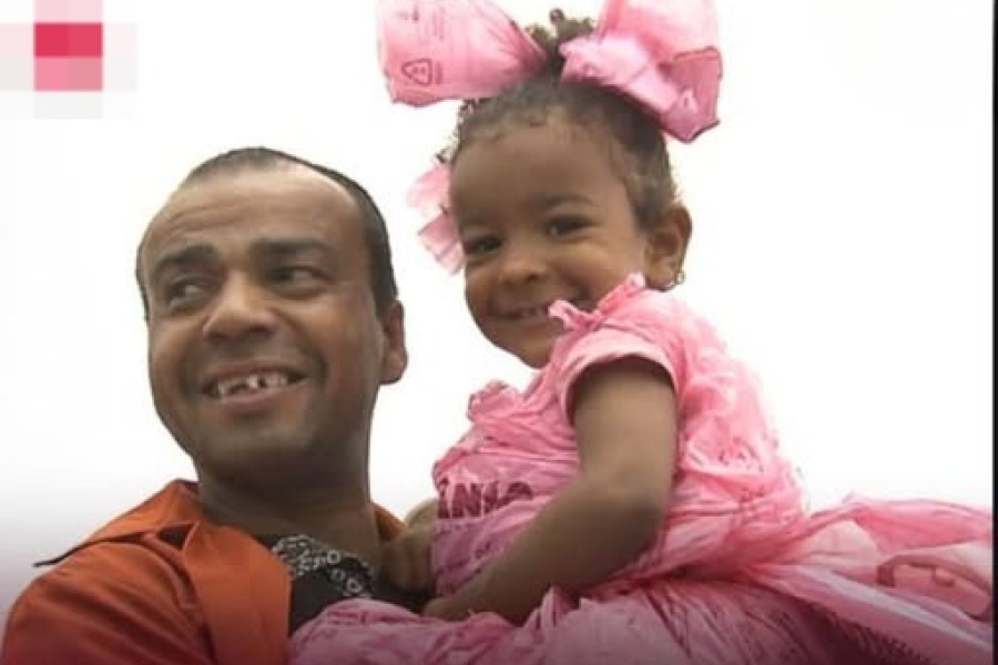 Un padre sin dinero le hizo a su hija un vestido con una bolsa para que participe en un acto escolar