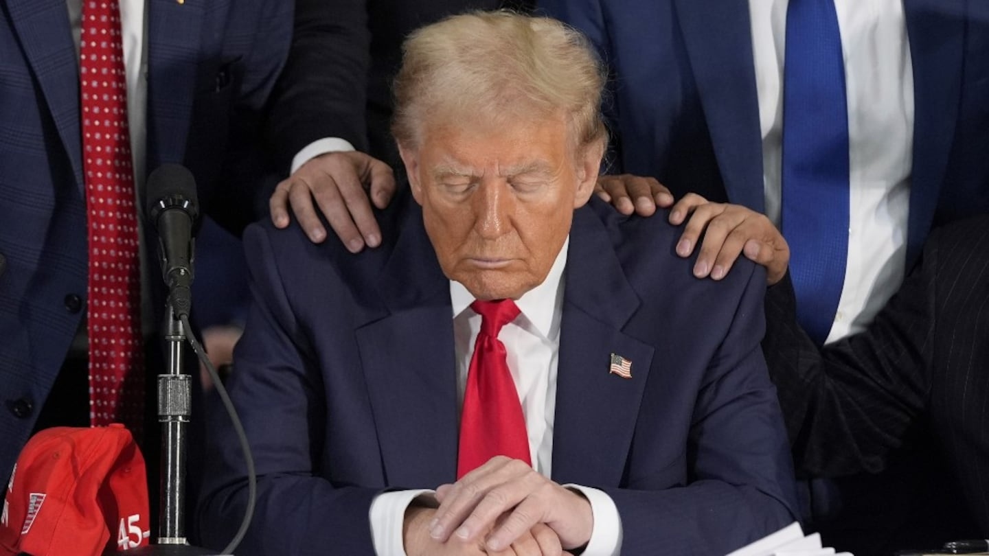 Trump redobló la provocación religiosa y publicó una imagen hecha con IA que lo muestra junto a Jesús