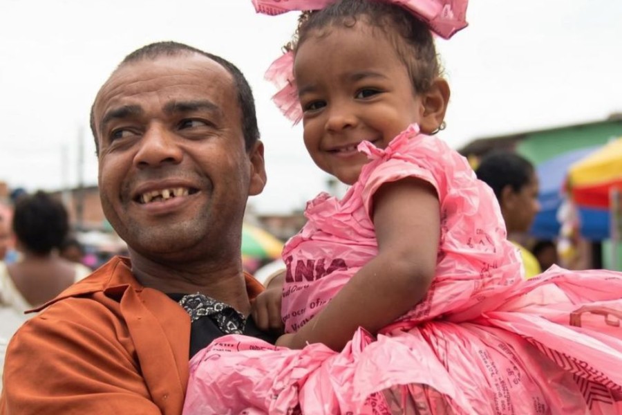 Un padre convirtió bolsas plásticas en un vestido de princesa para su hija